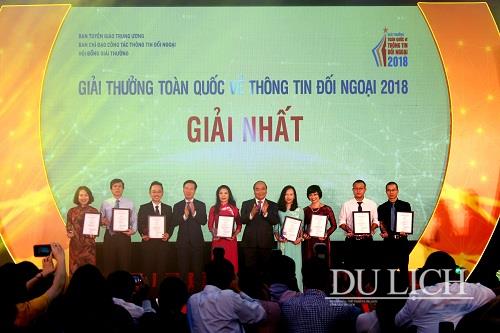 Thủ tướng Chính phủ Nguyễn Xuân Phúc và Bí thư Trung ương Đảng Võ Văn Thưởng trao giải Nhất cho các tác giả